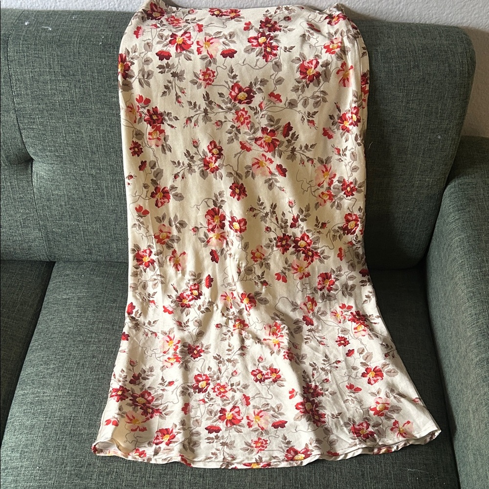 Chic Floral Midi Skirt in Cream and Red
